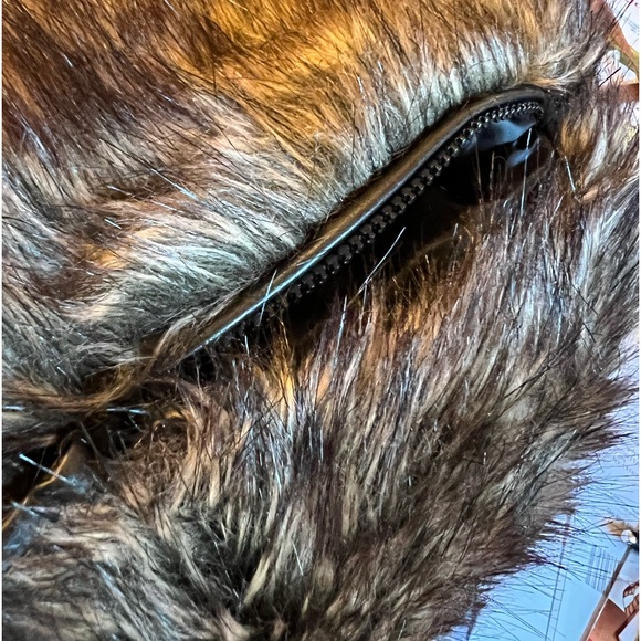 Illusion Sherry Cassin Faux Fur Muff w Wristlet Strap & Zip Pocket for Cell etc - Picture 11 of 12